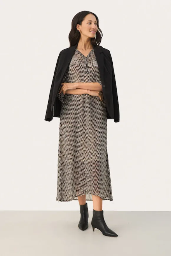 Part Two - Berit mekko, black zig zag