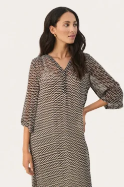 Part Two - Berit mekko, black zig zag