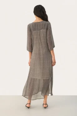 Part Two - Berit mekko, black zig zag