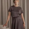 Tessa lyhythihainen satiinipaita, dark chocolate
