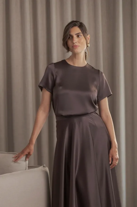 Tessa lyhythihainen satiinipaita, dark chocolate