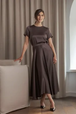 Tessa lyhythihainen satiinipaita, dark chocolate