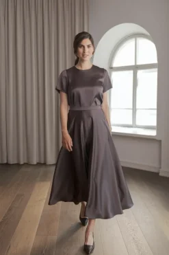 Tessa lyhythihainen satiinipaita, dark chocolate