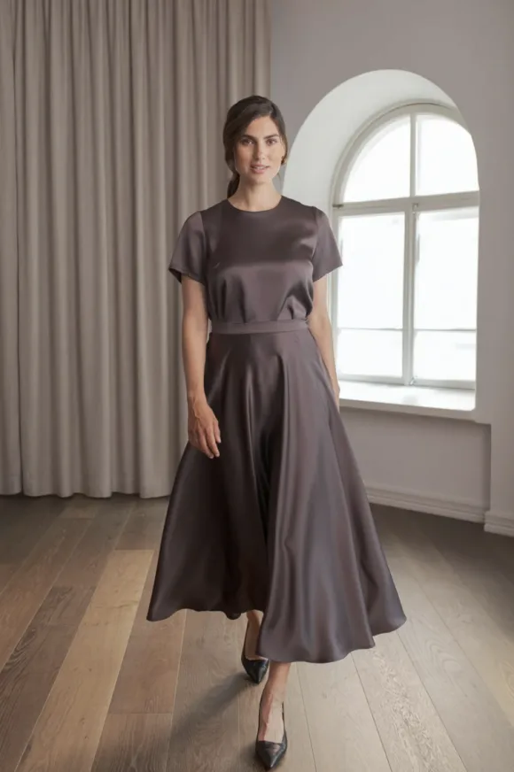 Tessa lyhythihainen satiinipaita, dark chocolate